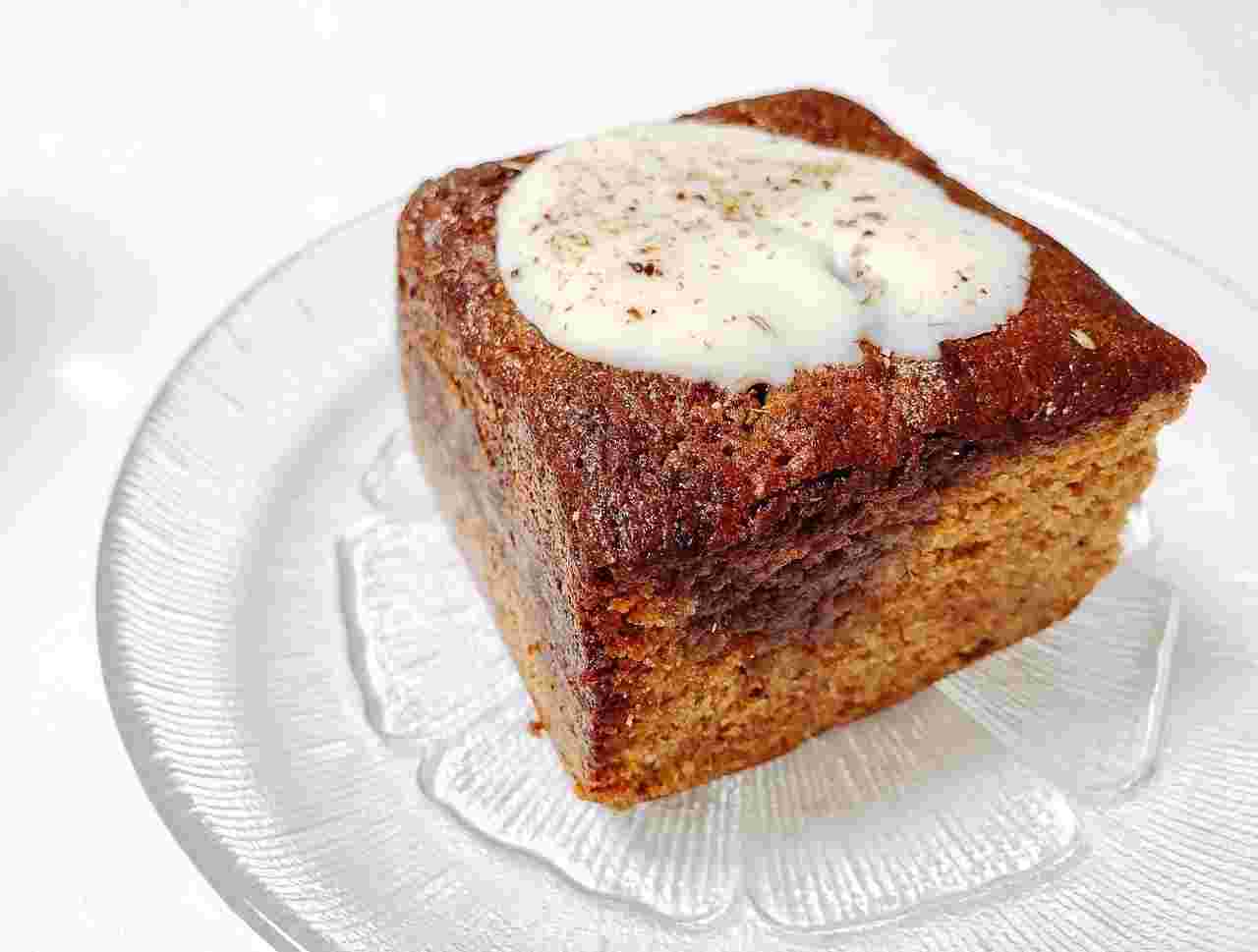 ガラスの皿にケーキの食べ物が置いてある模様。