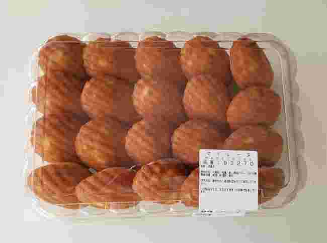 透明の箱に入ったマドレーヌの様子