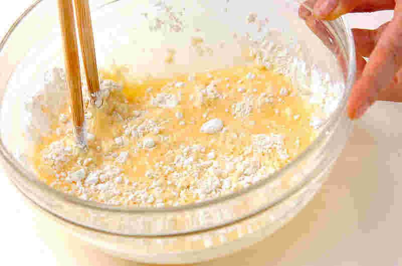 透明のボウルの中で小麦粉で作った生地を混ぜている様子