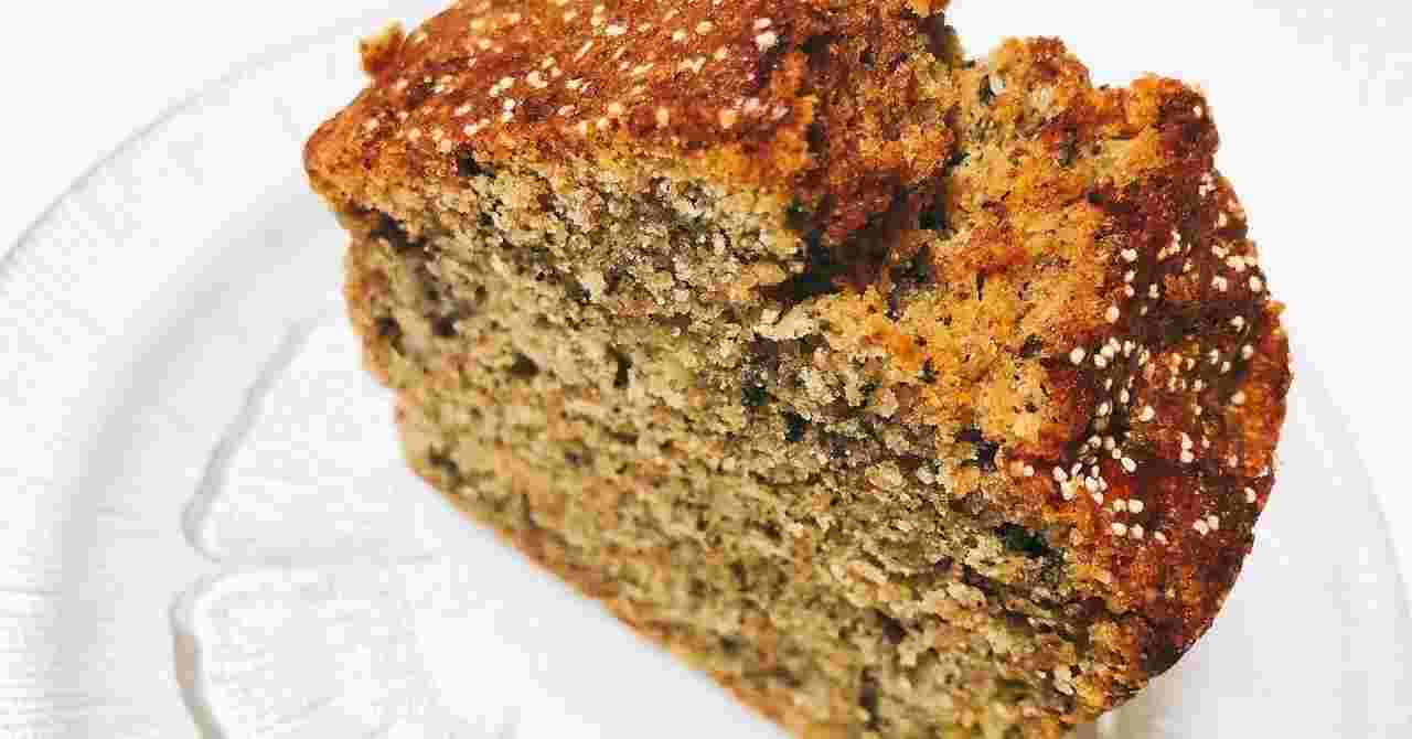 ガラスの皿にケーキの食べ物が置いてある模様。