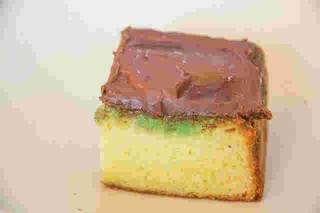 テーブルの上に食べ物が載せてある状態。