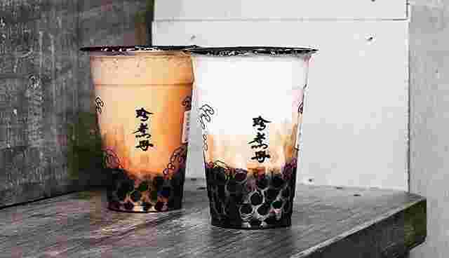 黒いカウンターの上に飲み物が置かれている様子。