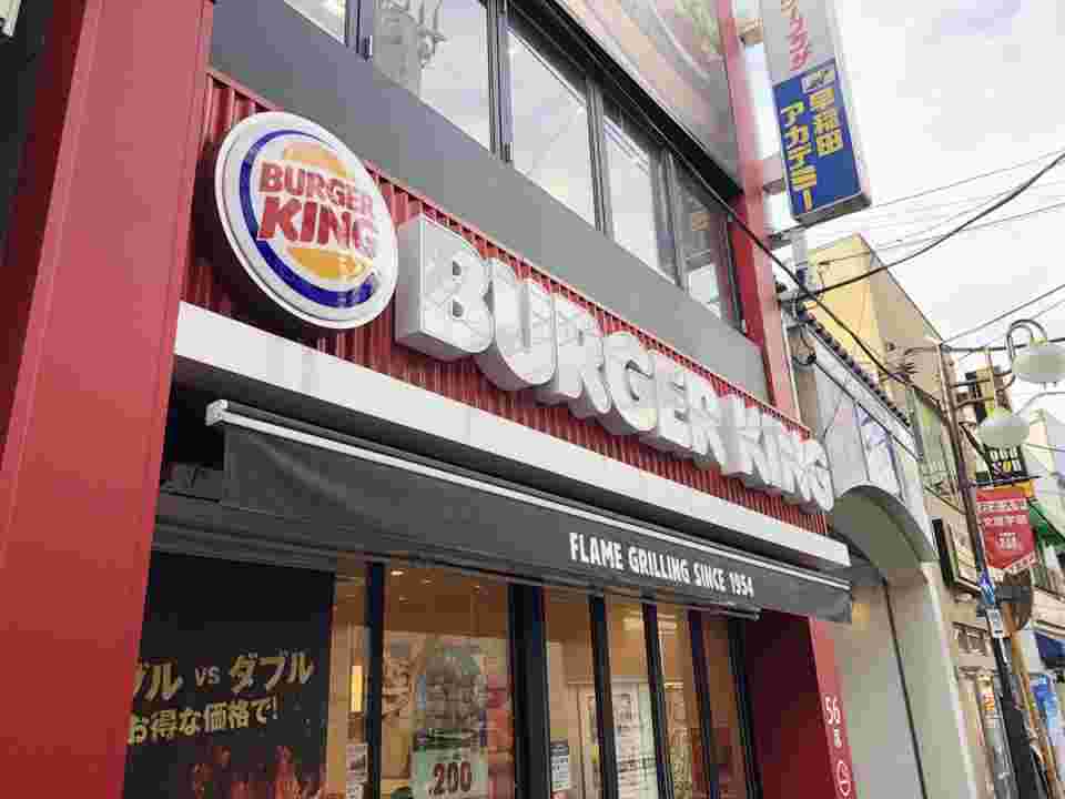 バーガーキングの外観と看板のアップ