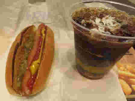 ホットドッグとアイスコーヒー