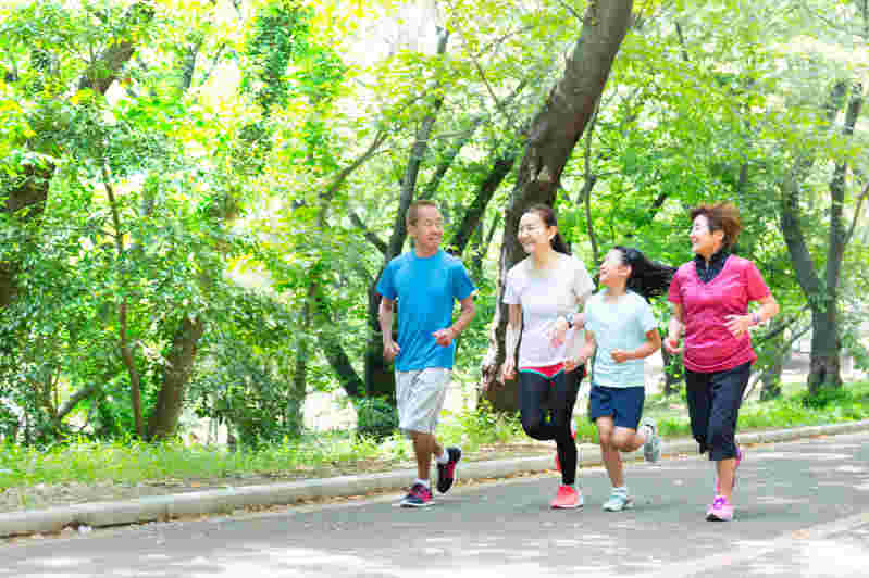 家族四人で公園をジョギング