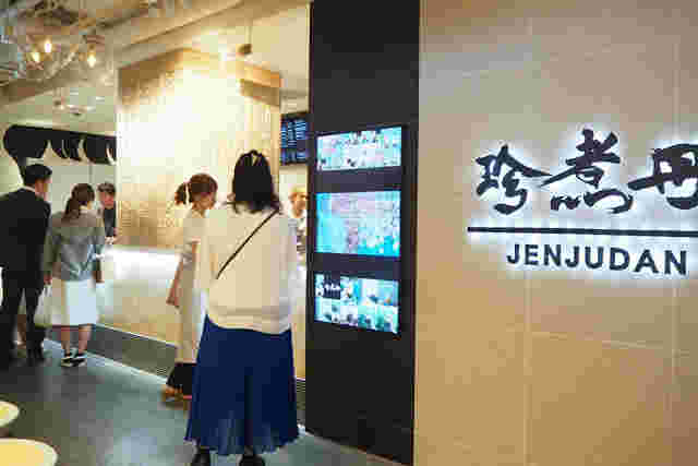 店が営業中で、数人の男女が訪れている様子。