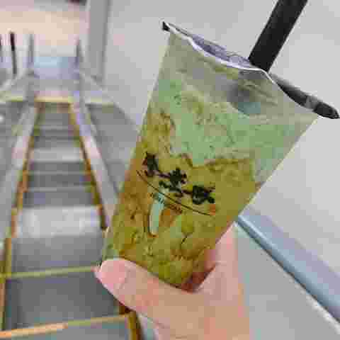 エレベーターの途中で飲み物を片手で持っているところ。