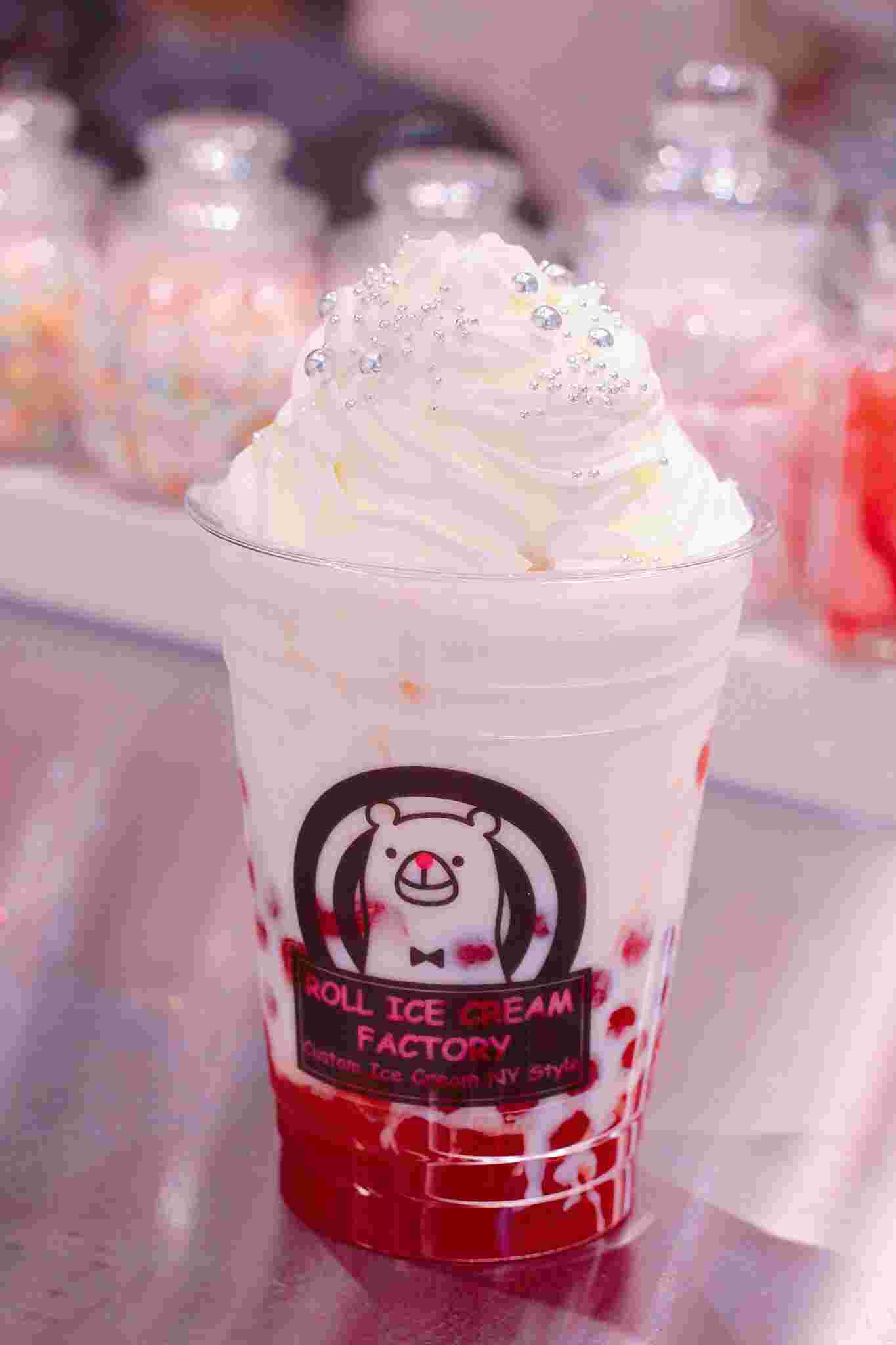 カップにミルクと赤いタピオカが入っている