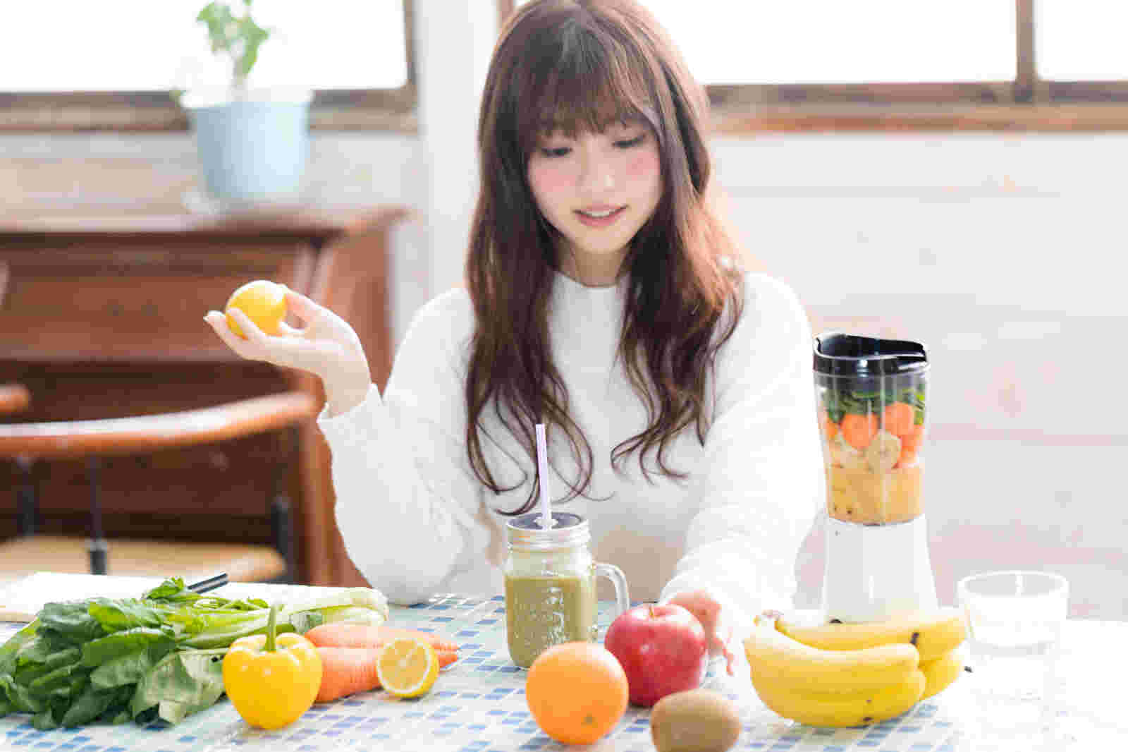 スムージーを作っている女性