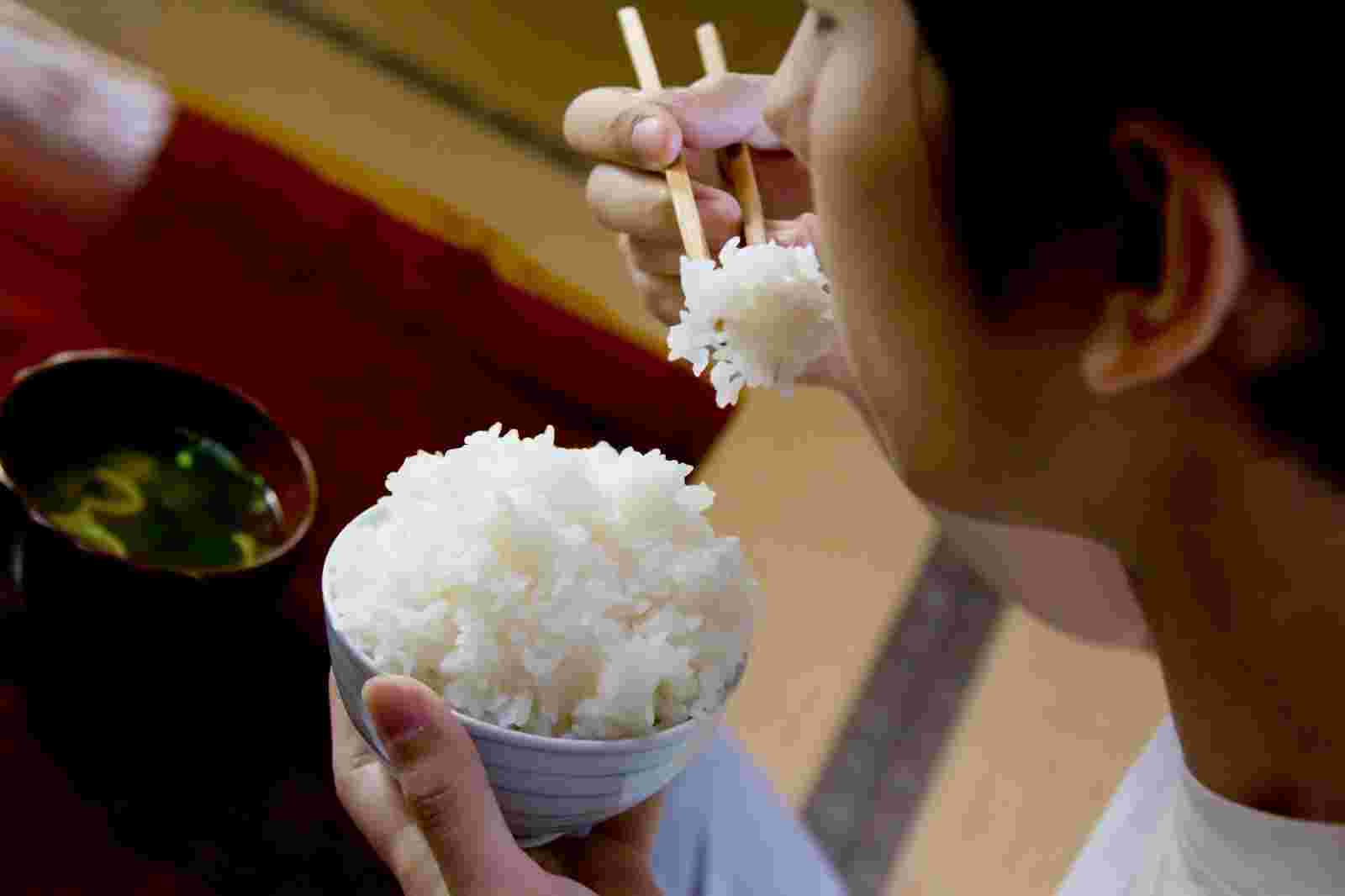 山盛りご飯を食べる男性