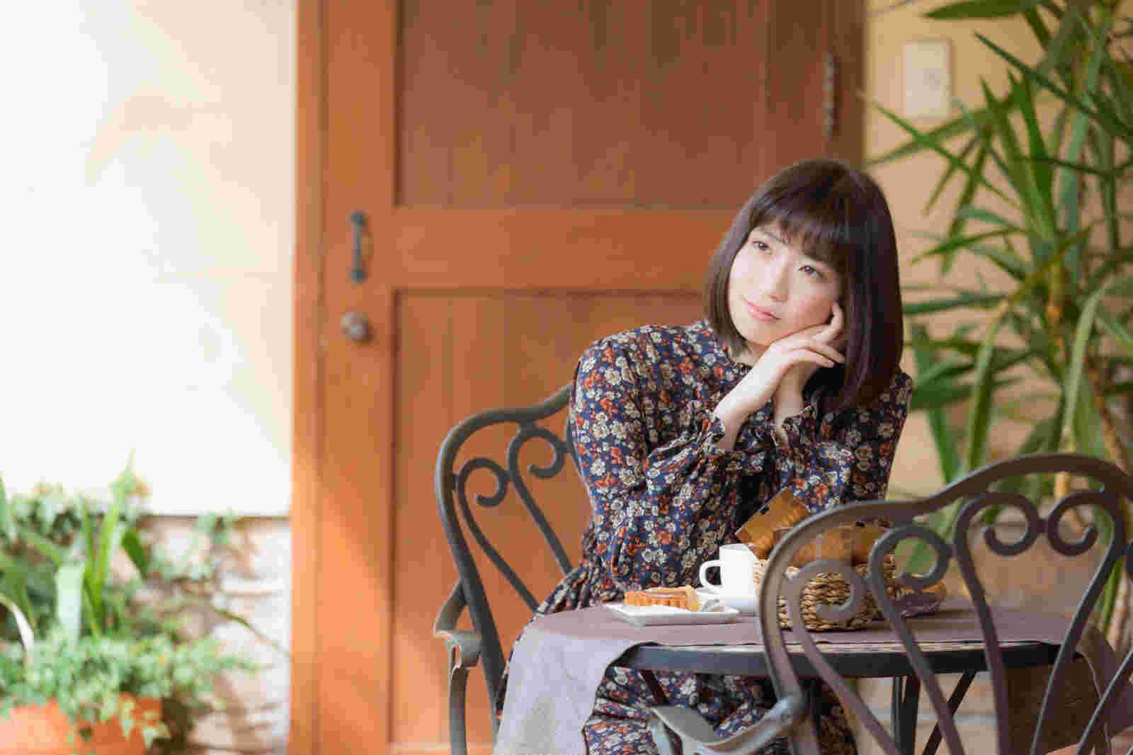 カフェタイムを楽しむ女性