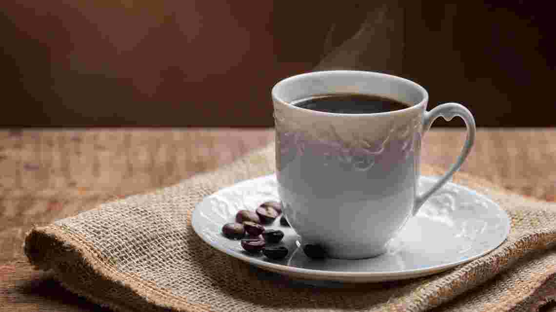 温かいコーヒーをカップに注ぎ、ソーサーの上に置く