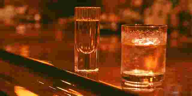 テーブルにお酒と共にチェイサーを用意