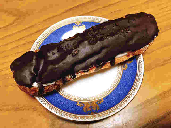 お皿に乗った究極エクレア