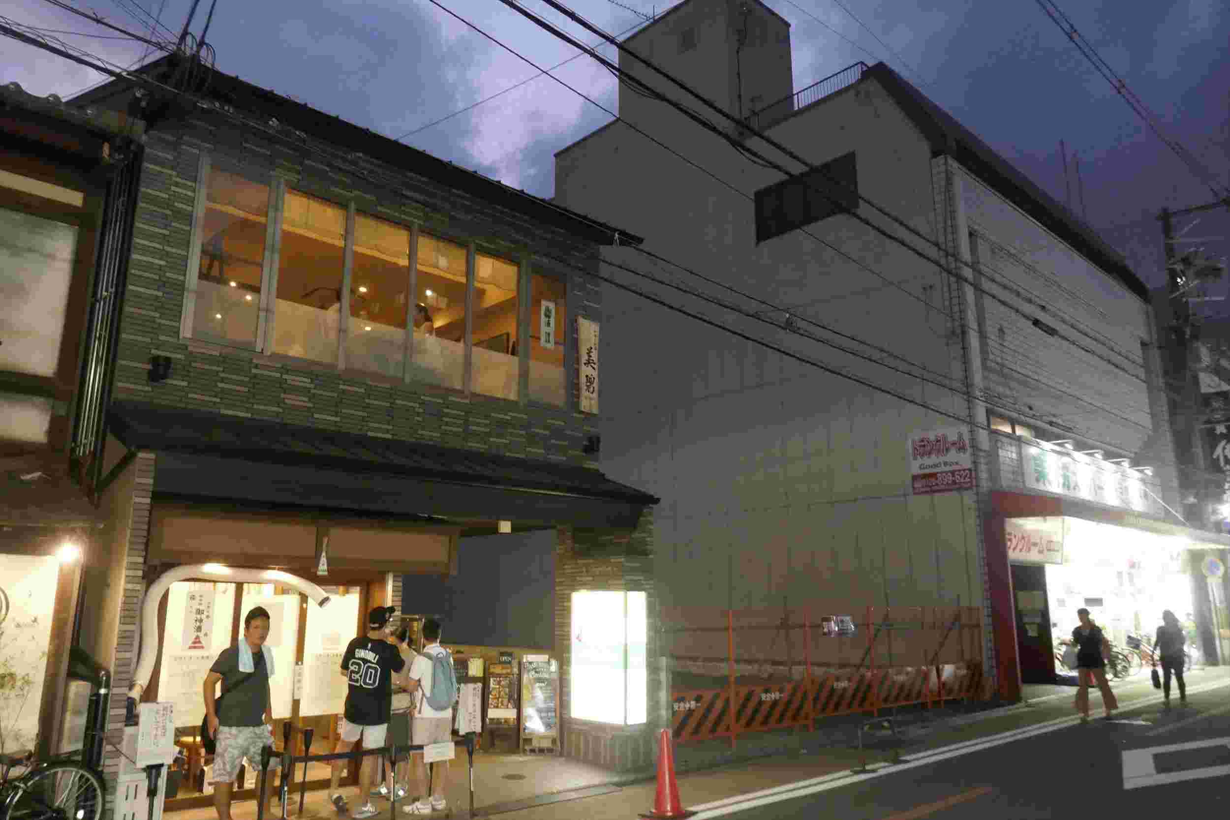 夜でも行列ができる麺屋猪一の店舗