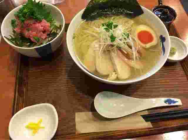 ラーメンと上ねぎとろ丼の様子