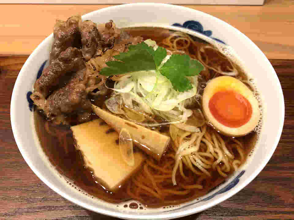炙り和牛の追い鰹そばの様子