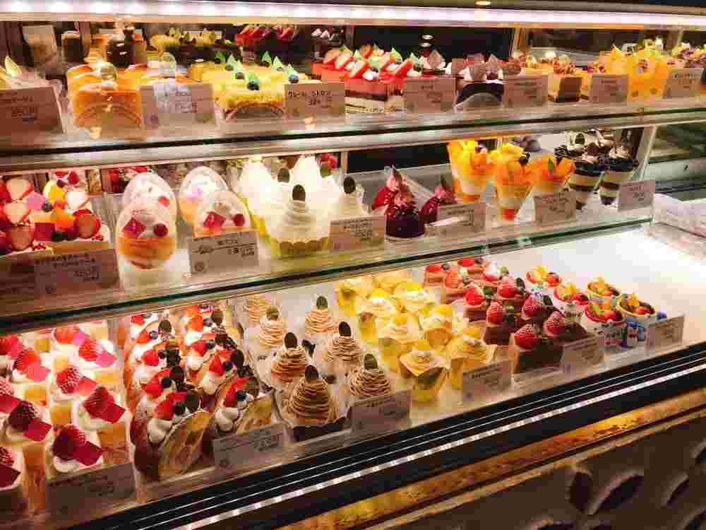 ガトープーリア内のショーケースに並ぶ商品
