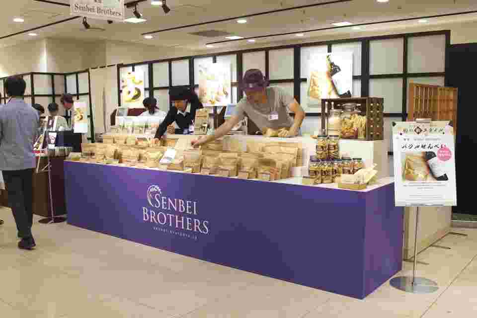 煎餅ブラザーズ店舗販売風景