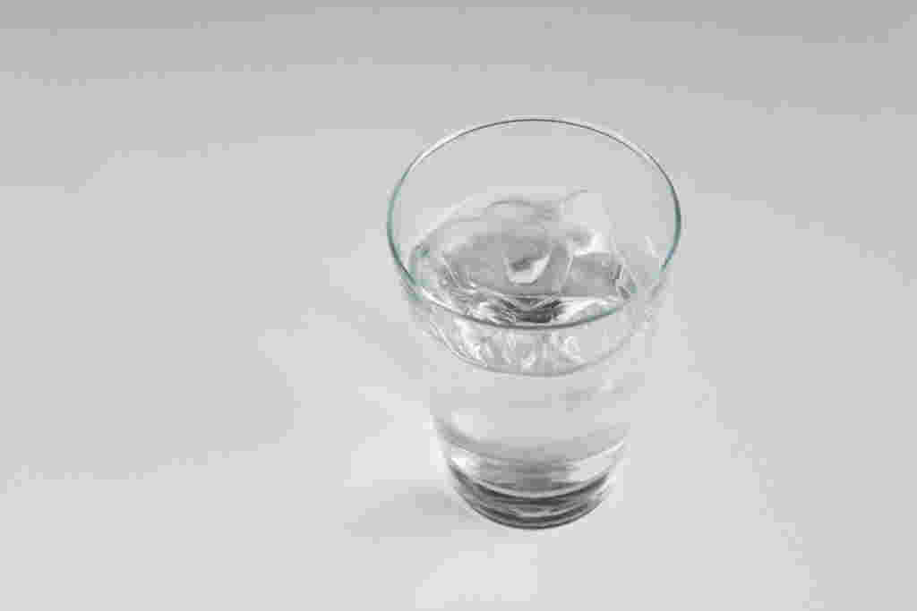 グラスに注いだ水を紹介