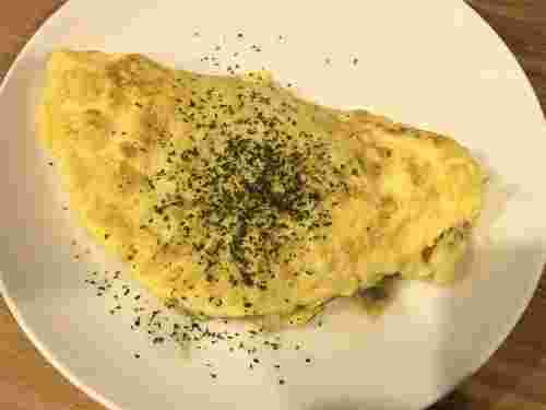 皿に乗った納豆オムレツ