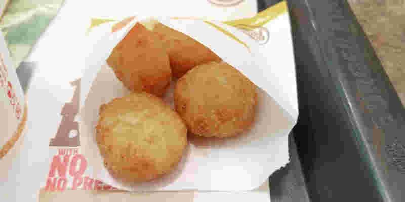 袋の中から見えるチーズバイツ
