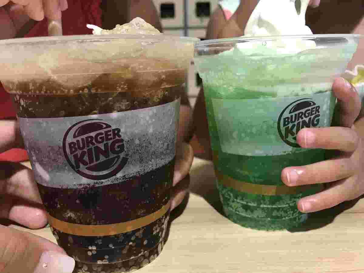 コーラフロートとメロンソーダフロート