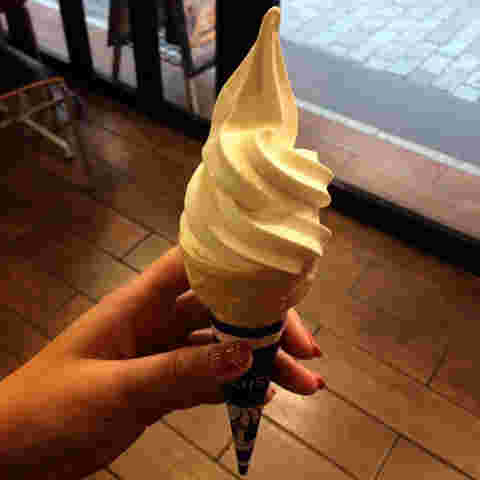 左手で持ったソフトクリーム