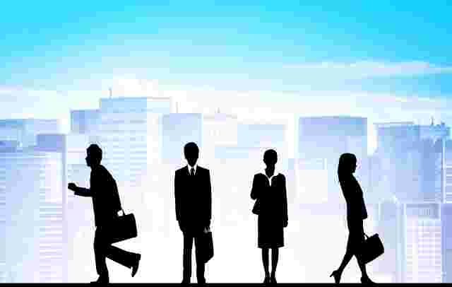 ビルの背景に会社員のシルエット4名