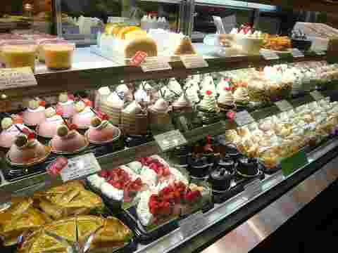 ユーハイムの店頭に並ぶ多彩なケーキの数々