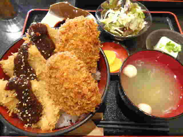 ボリュームたっぷりのトンカツ3枚、スタミナカツ2枚ソースカツ丼合い盛りD