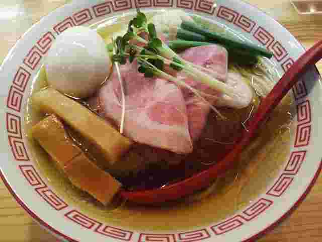 綺麗な金色のスープと具だくさんなラーメンの(松)特製中華そば白醤油
