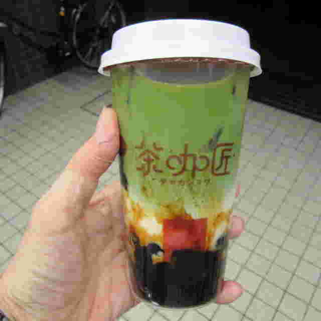 飲み物を持っている様子。