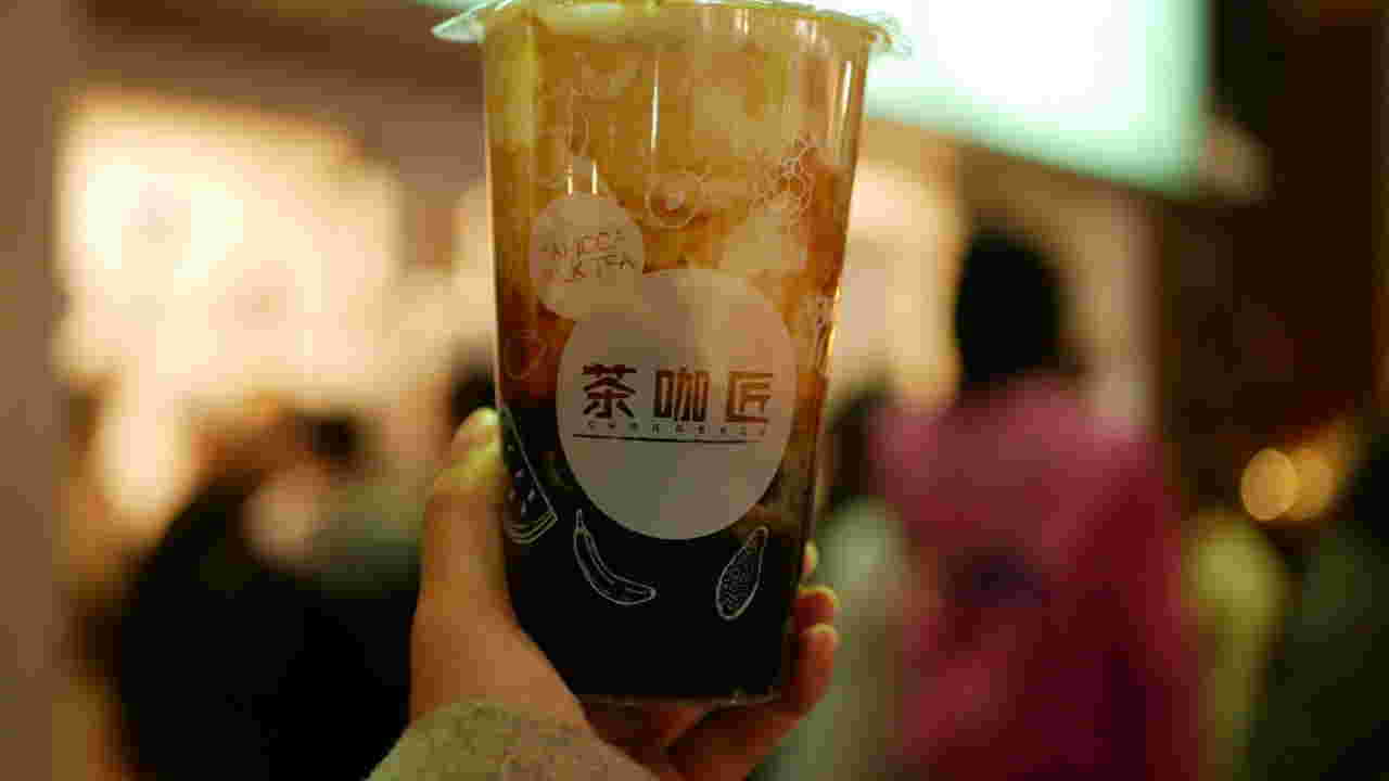 飲み物を持っている様子。