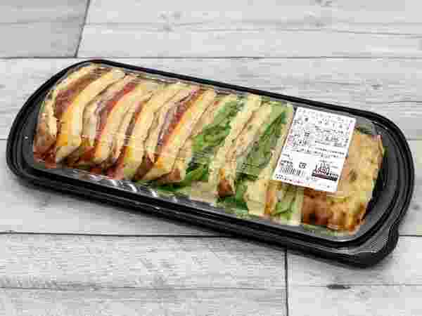 パッケージに入ったイタリアンサンドイッチ