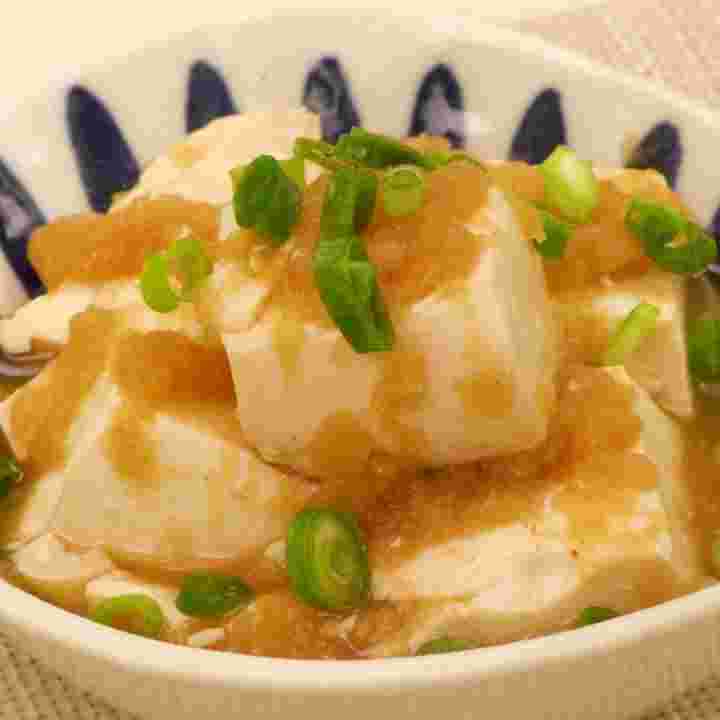 絹ごし豆腐のみぞれ煮を皿に盛り付けた完成品