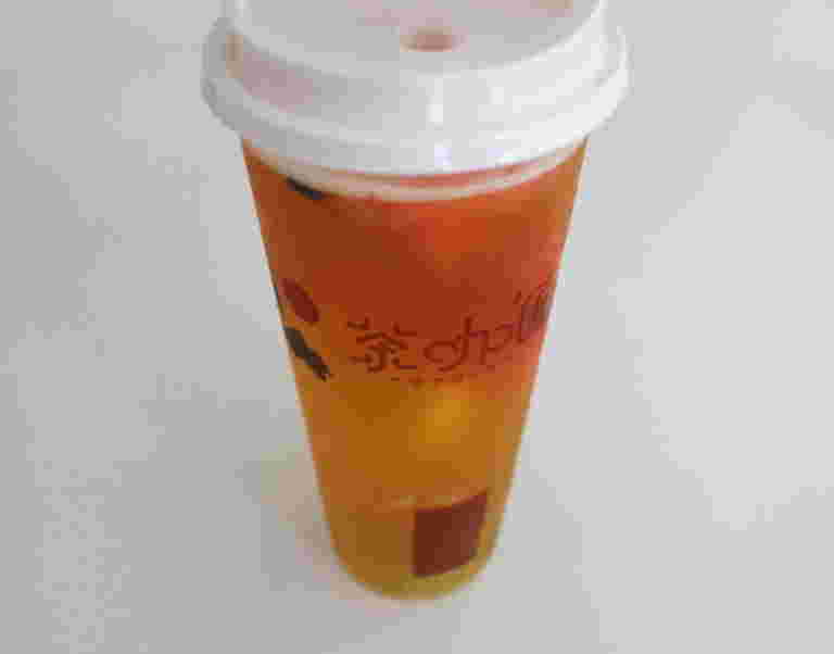 机の上に飲み物が置いてあるところ。