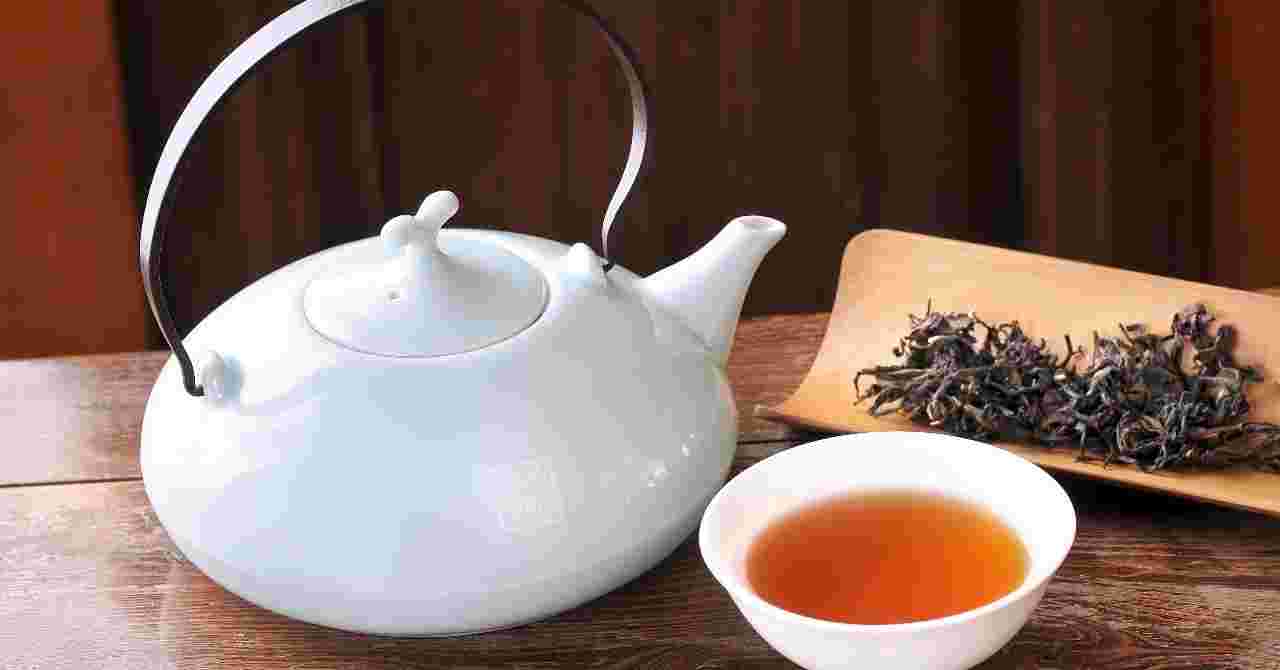 茶ポットと乾燥茶葉