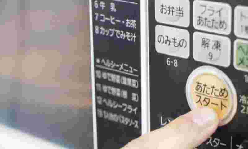 電子レンジのスタートボタンを押す人差し指