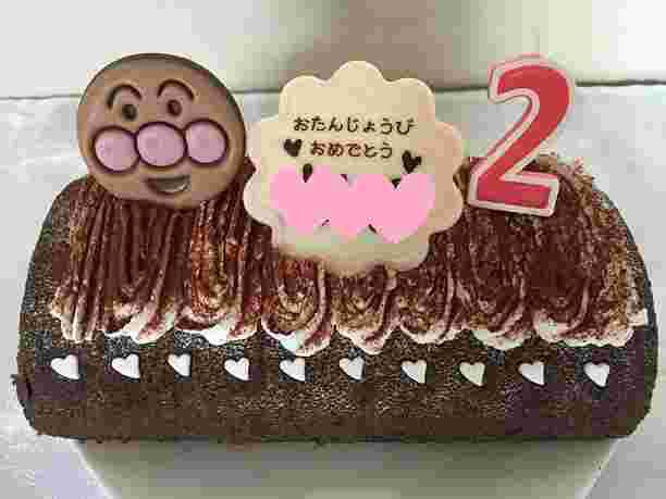 ココアのスイスロールに生クリームとアンパンマンチョコをのせて誕生日ケーキに