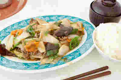 テーブルに並べられたおかずとごはんとお味噌汁