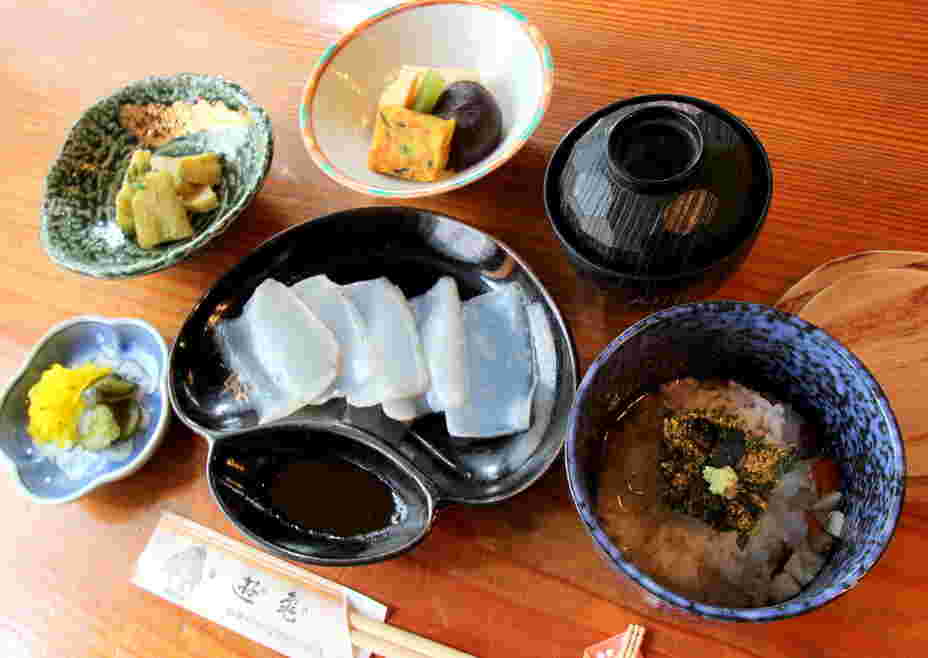 「遊亀」にて提供されているうずめ飯定食