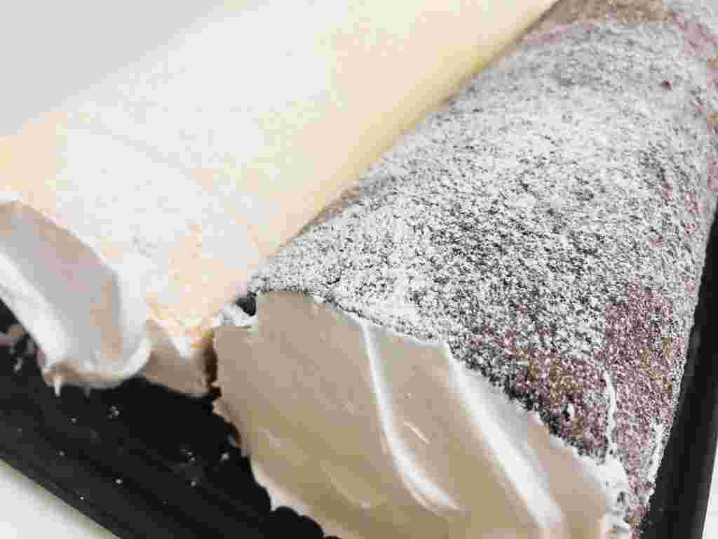 クリームがたっぷりとぬられたコストコのロールケーキ
