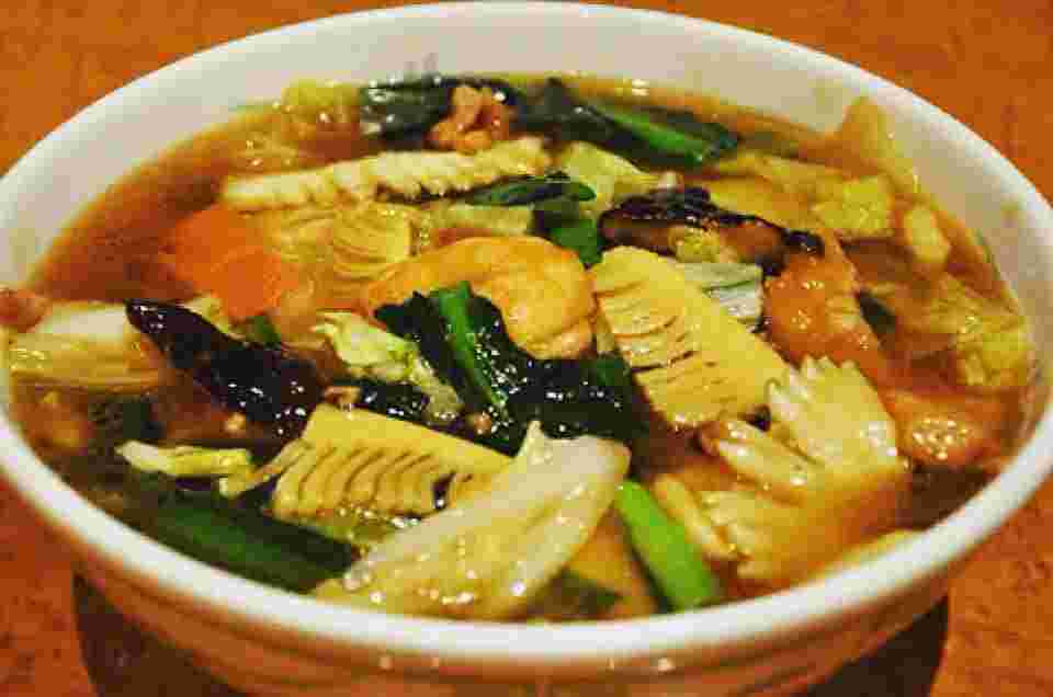 テーブルに置かれた具沢山のラーメン
