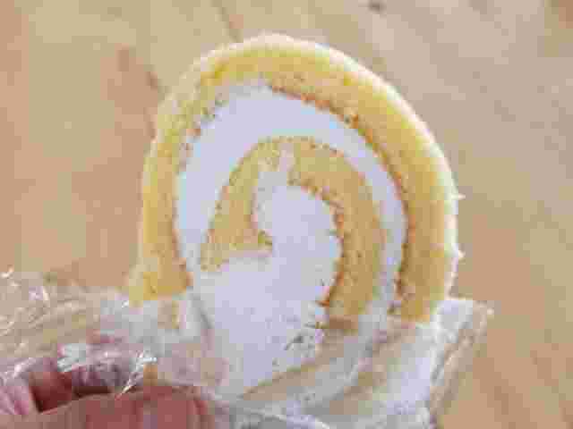 冷凍したロールケーキのラップをはがしている