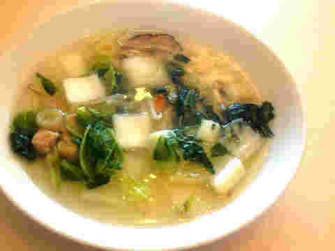テーブルに置かれた野菜たっぷりのスープ