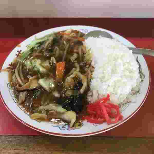 テーブルに置かれた料理がのったお皿