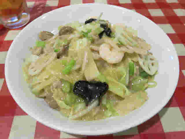 テーブルに置かれた具沢山の料理