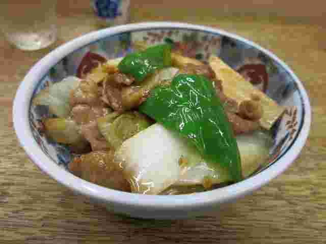 小鉢に盛られた野菜たっぷりの炒め物