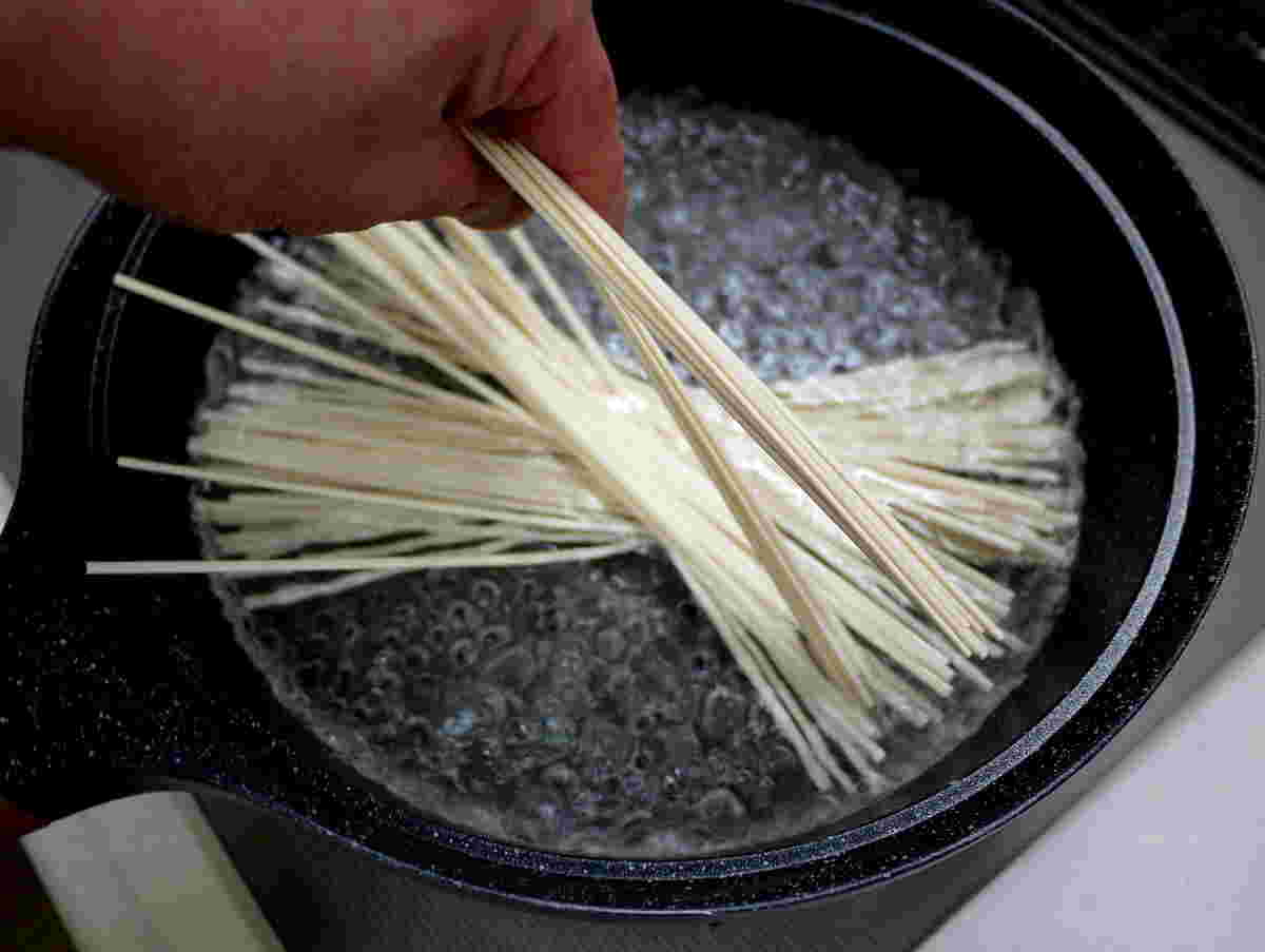 うどんを茹でている様子